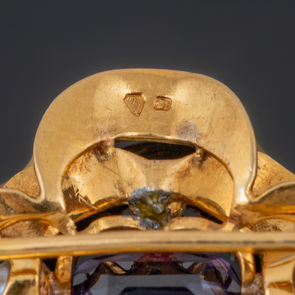 Alfinete em Ouro com Ametista e Pérolas