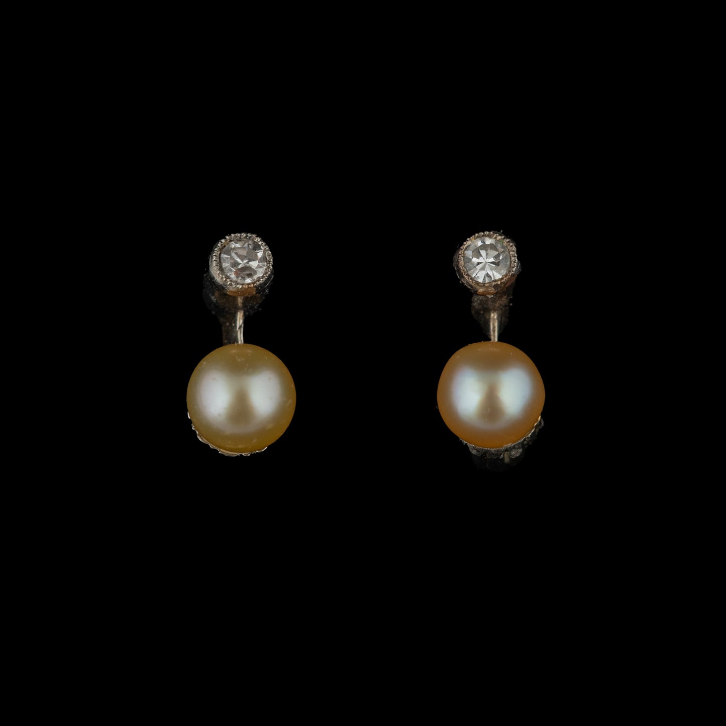 Par de Brincos em Ouro Branco com Pérolas