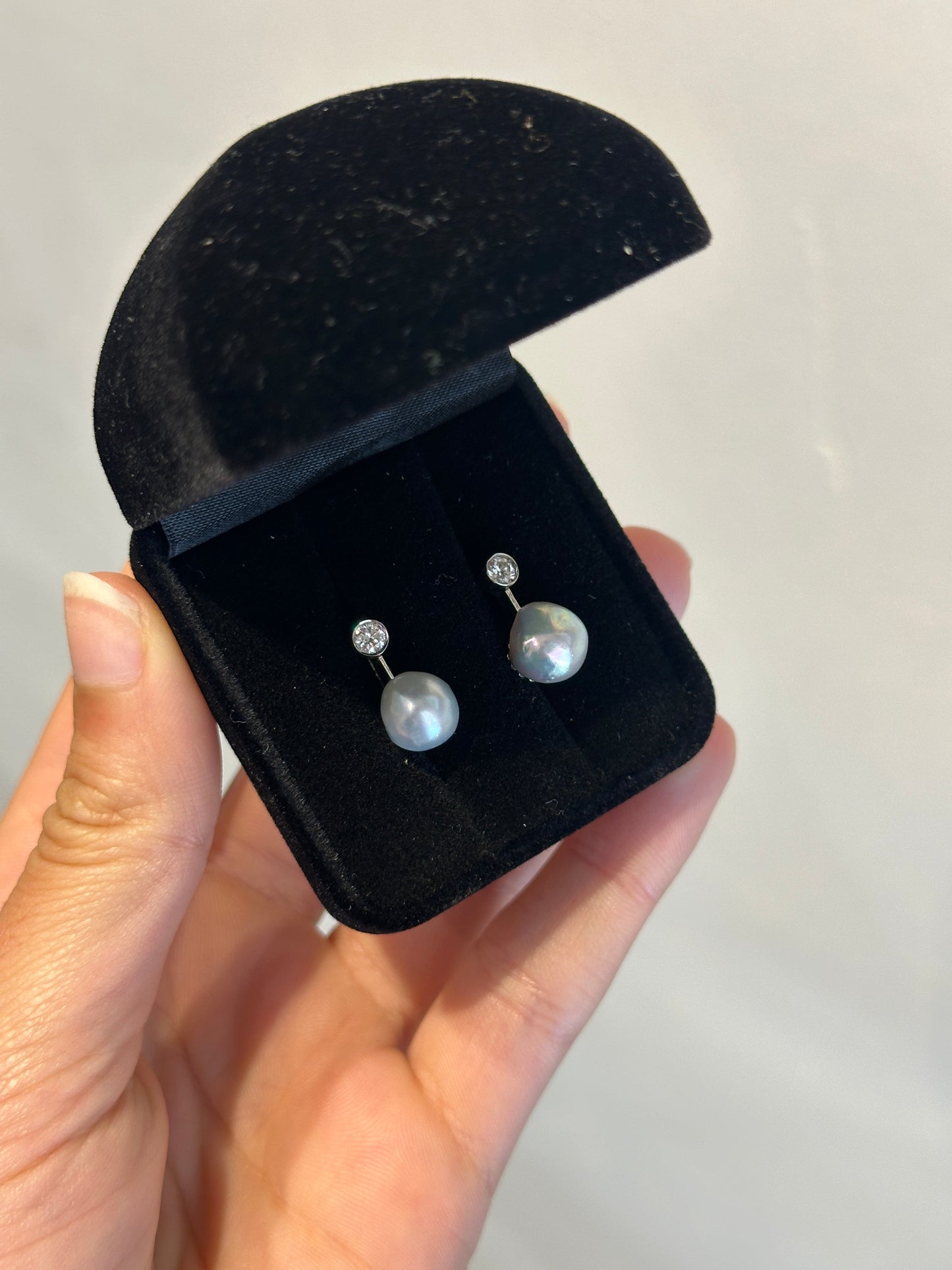 Brincos com pérola e diamantes