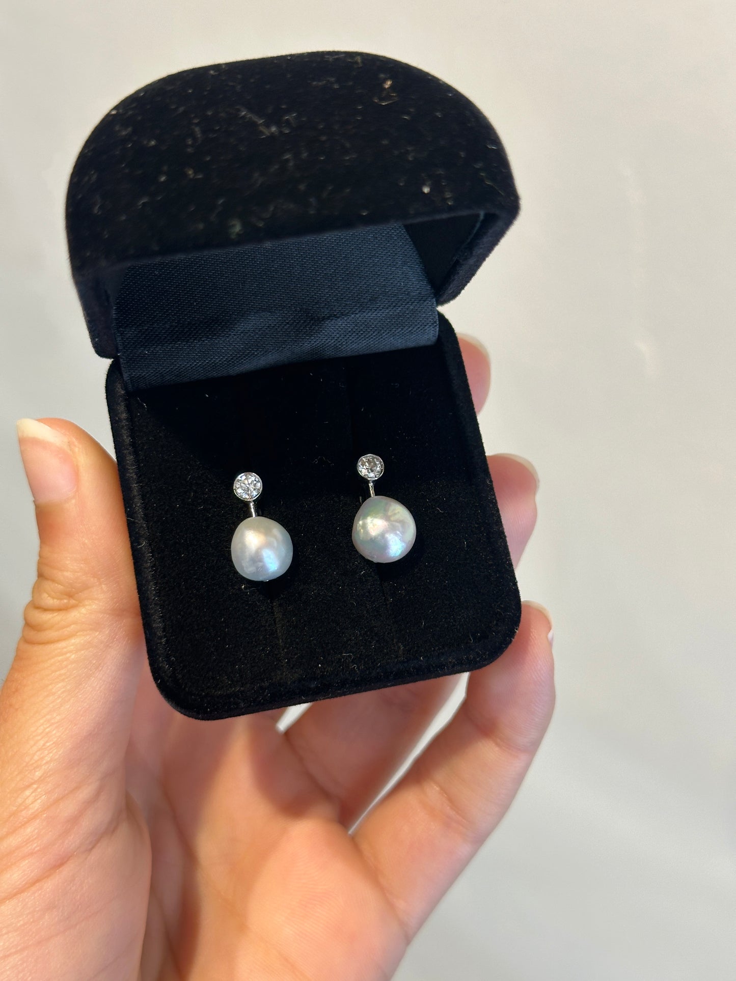Brincos com pérola e diamantes