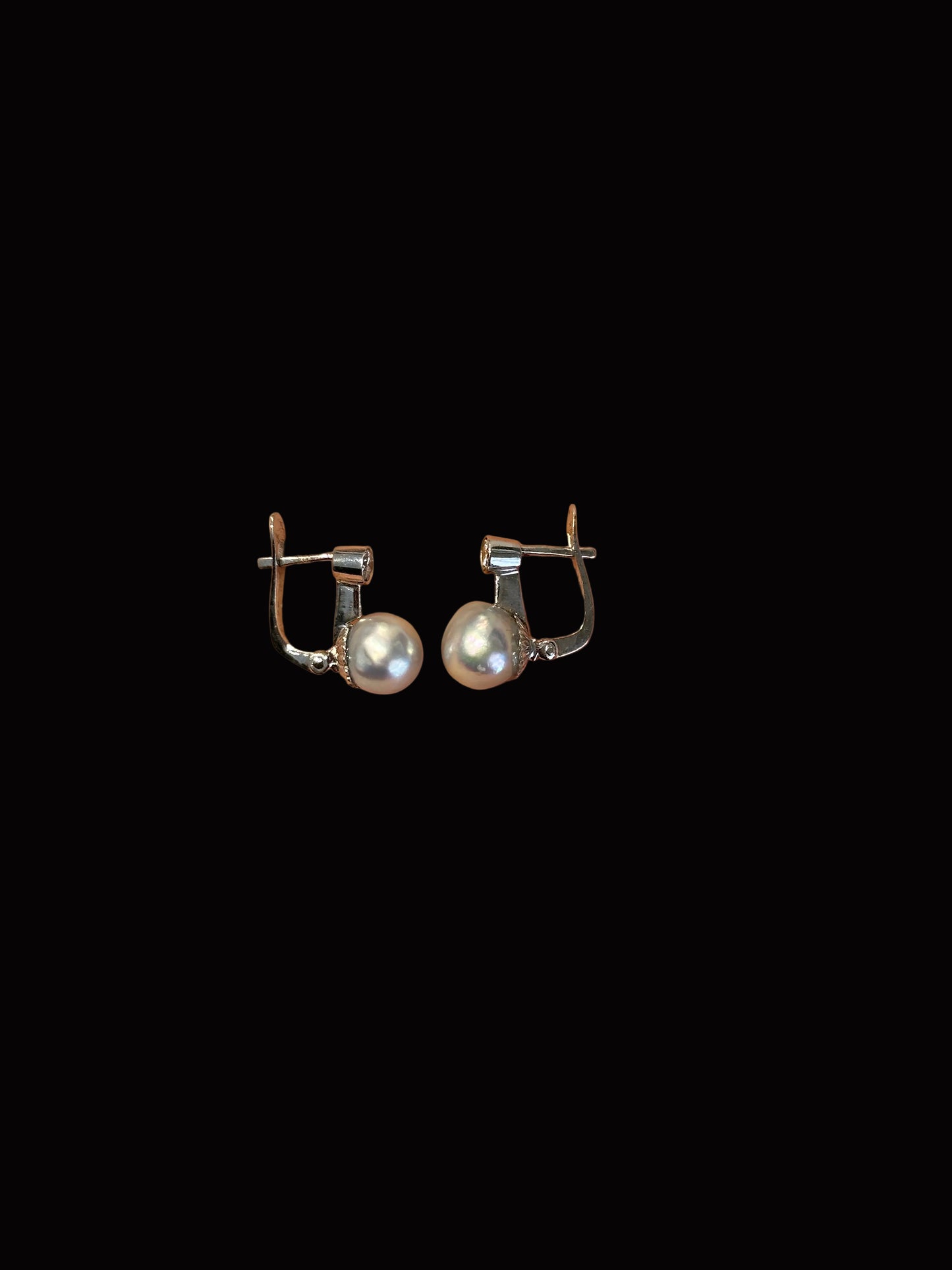 Brincos com pérola e diamantes