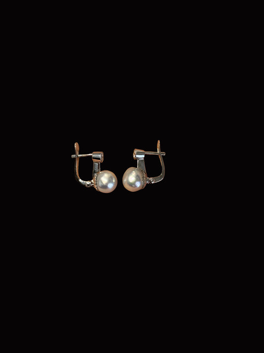Brincos com pérola e diamantes