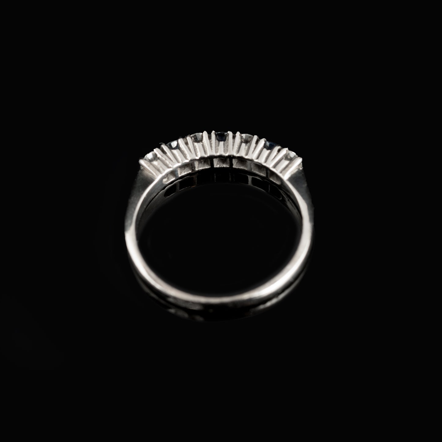 Anel Memória em Ouro branco, com Diamantes e Safiras